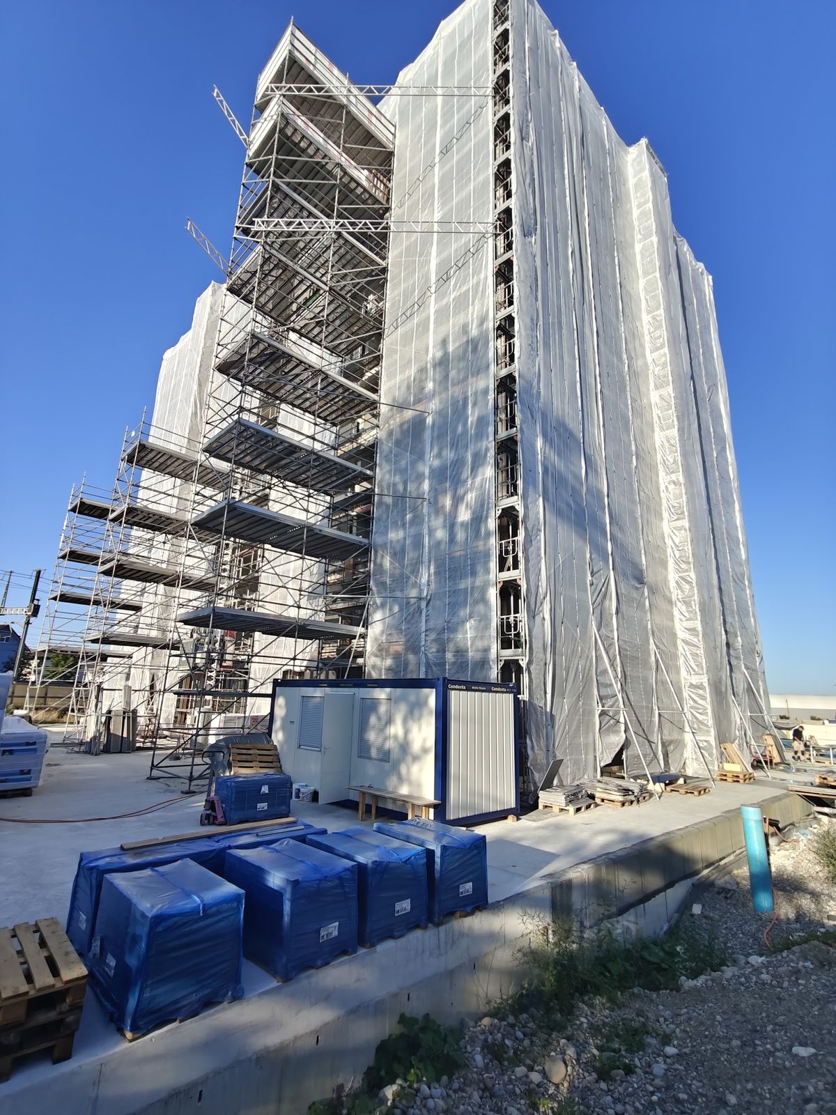 Hochhaus-Baustelle mit Gerüst