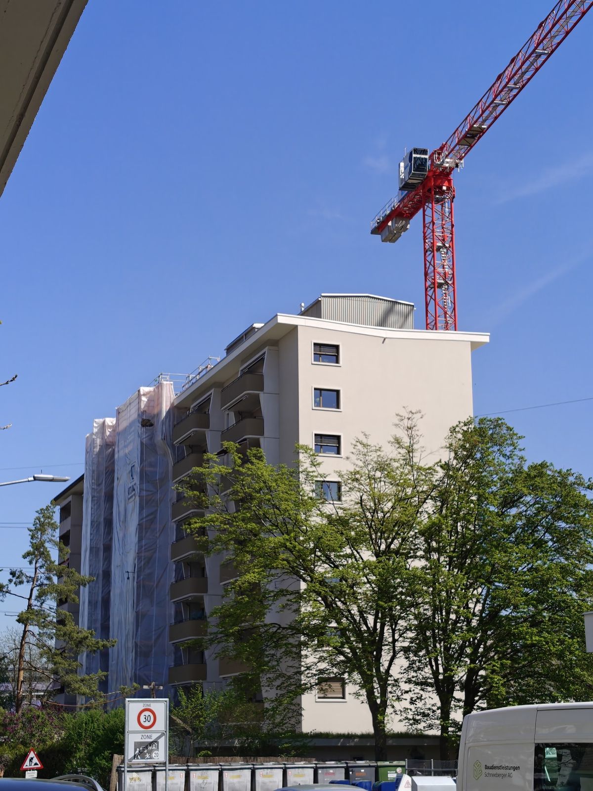 Wohnblock mit Baukran