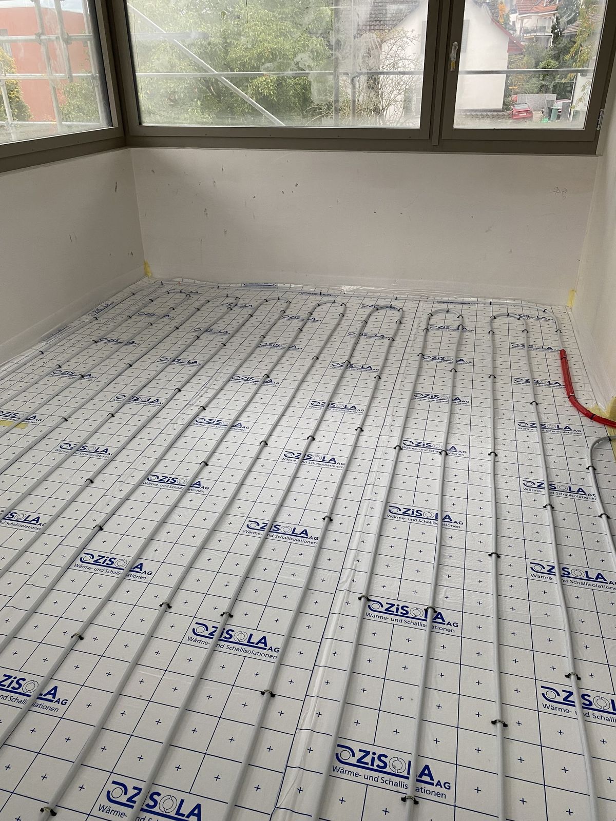 Systemplatten mit Heizrohren in einem Raum