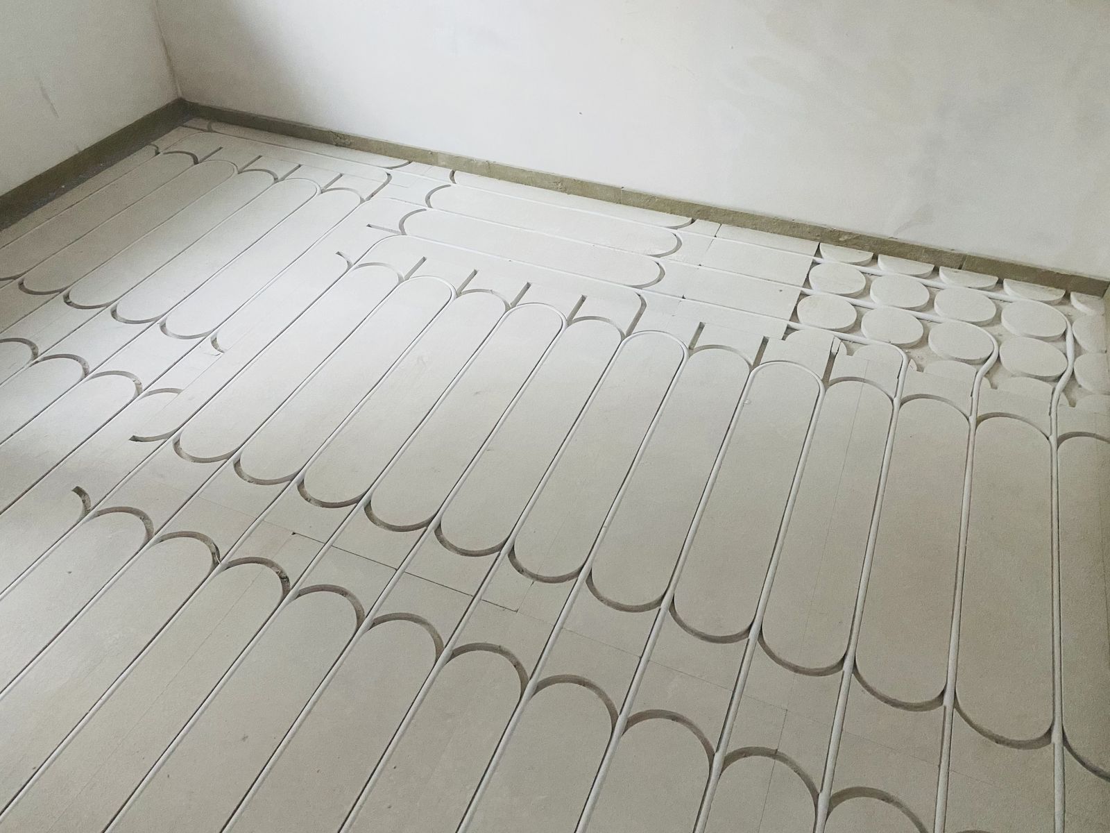 Trockensystem-Platten mit eingelegten Heizrohren